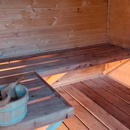 With Sauna And Whirlpool بيت للعطل *
